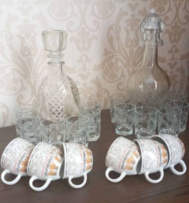 Баночки для сыпучих,графины,чашки.Цена за всё.