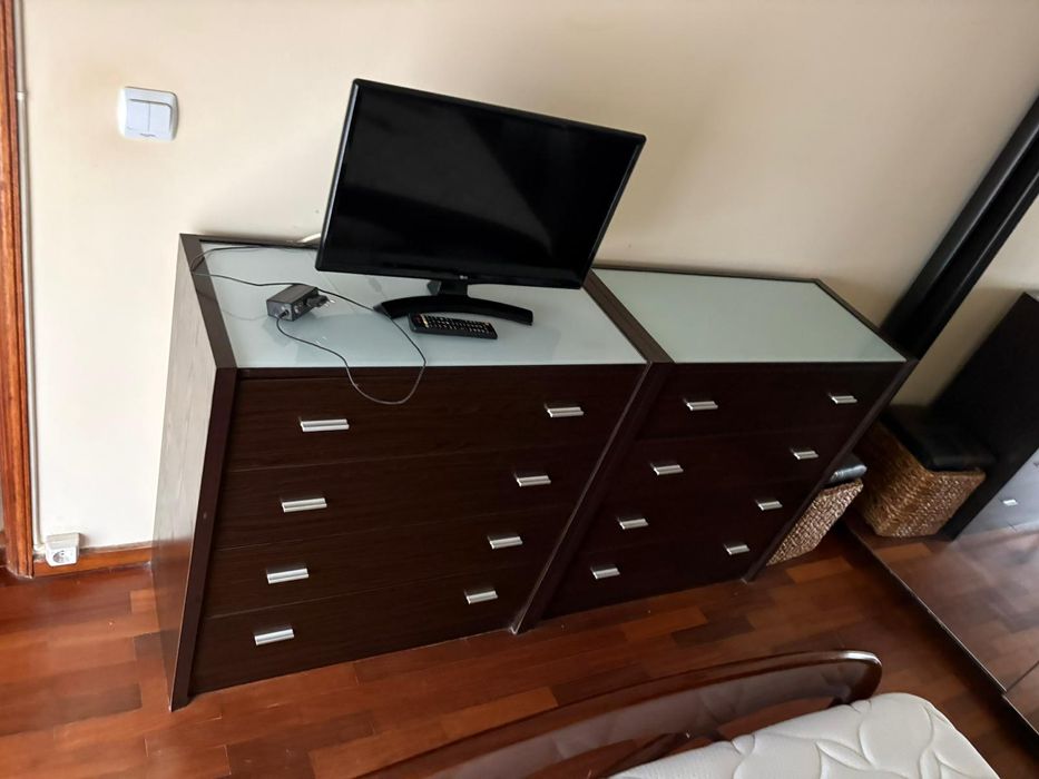 Cama com colchão vibratório, roupeiro , comoda , mesas de cabeceira