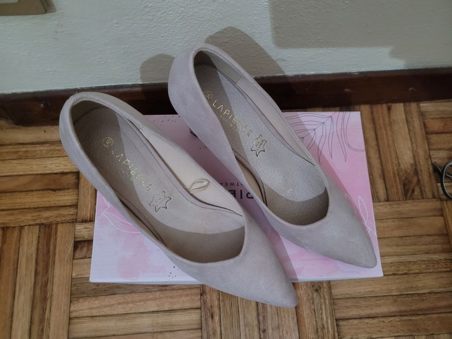 Sapatos de salto em bege