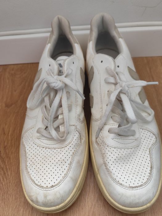 Tênis veja 45 brancos e cinzentos