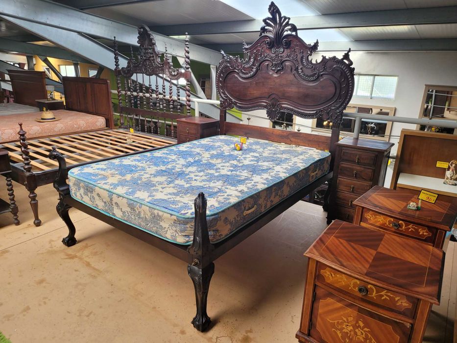 Cama antiga com estrado e colchão - Muito bom estado geral