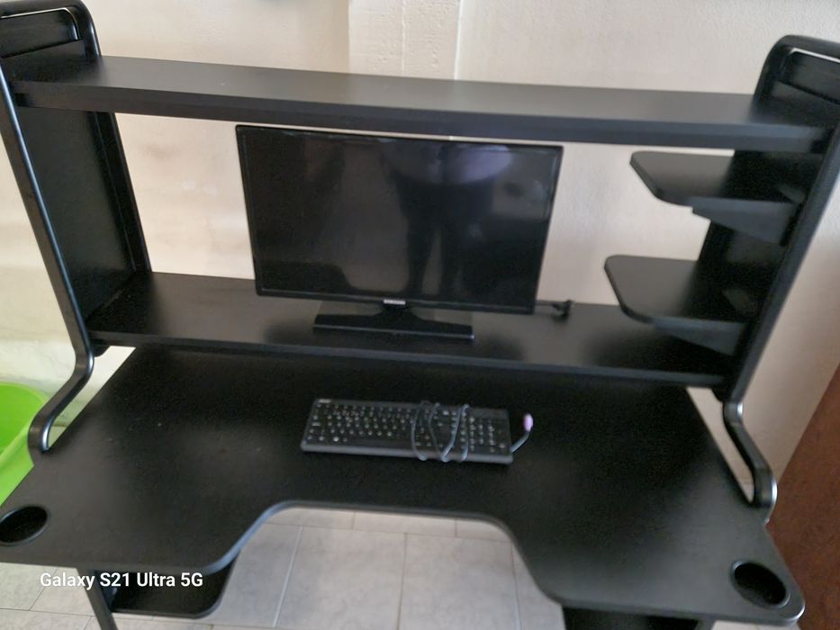 Secretaria preta com prateleiras e pés de ferro e laterais de ferro