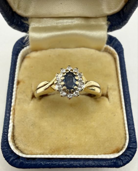 Złoty pierścionek z szafirem i diamentami