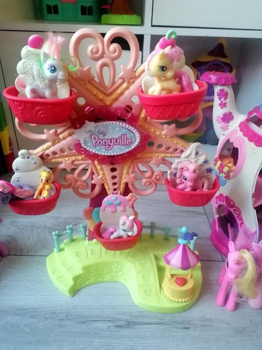Koniki Pony z domkiem i karuzelą grającą
