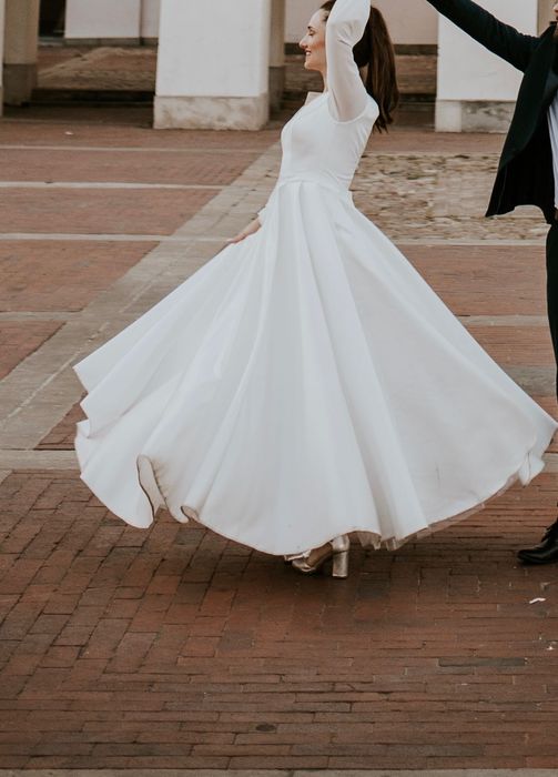 Atłasowa suknia ślubna.