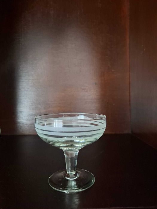 Garrafa de licor de cristal antiga e copos