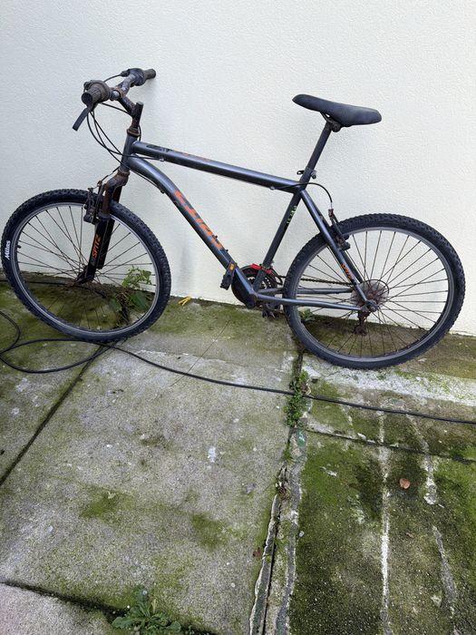 Vendo tres bicicletas; de mulher de homem e criança