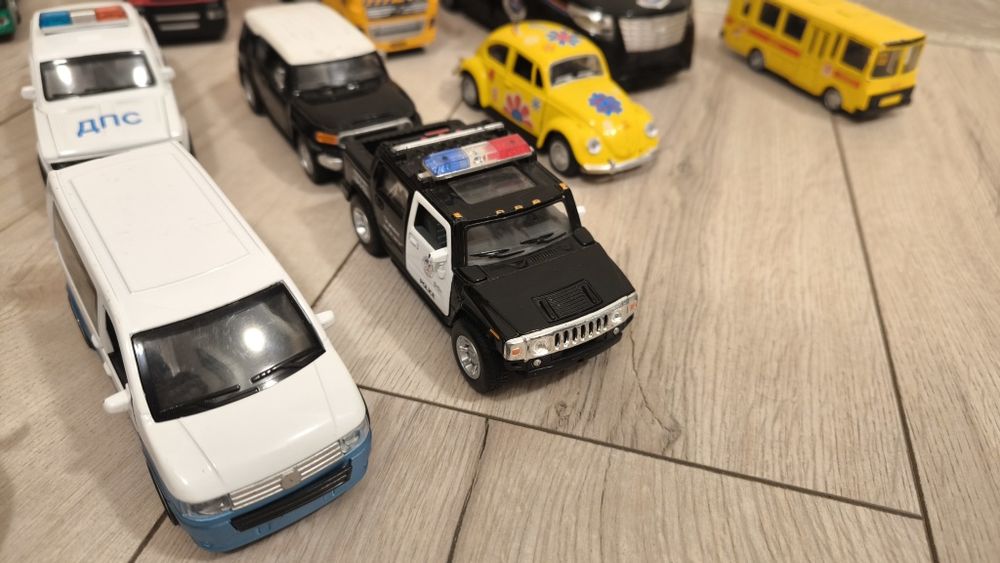 Металеві машинки