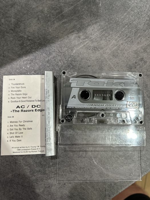Słuchawki Sony WH-1000XM5 oraz kaseta zespołu AC/DC