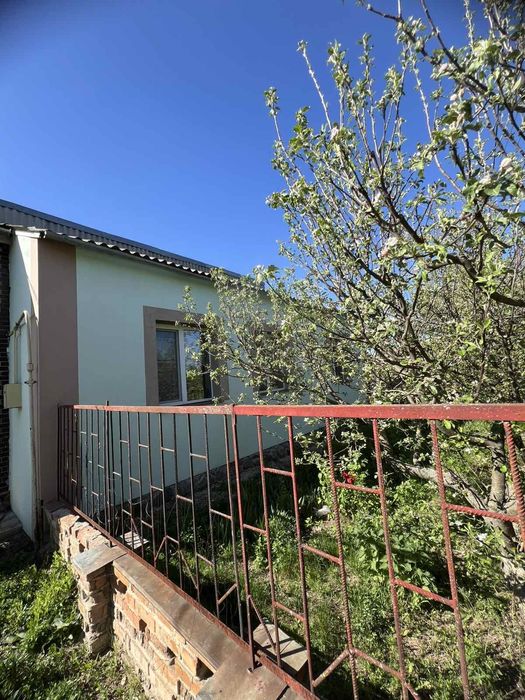 Продається окремий цегляний будинок в передмісті Полтава. Жуки