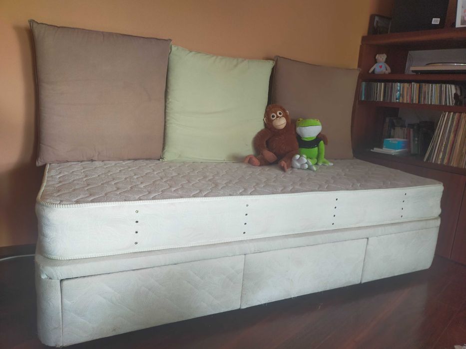 cama solteiro , somier  com gavetas ,e colchao semi novo.   6 meses de uso.