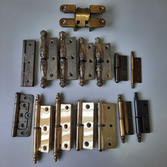 Dobradiças de porta de diferentes tamanhos e tipos