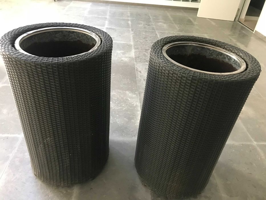 Conjunto de 2 floreiras e respectivos vasos.