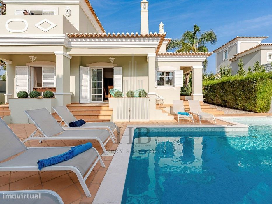 Exclusiva Villa T4 com vista Mar e Piscina Aquecida junto à Praia d...