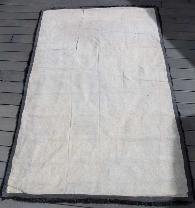 Tapete preto de pelo comprido de 4cm com dimensões 2,30m x 1,65m