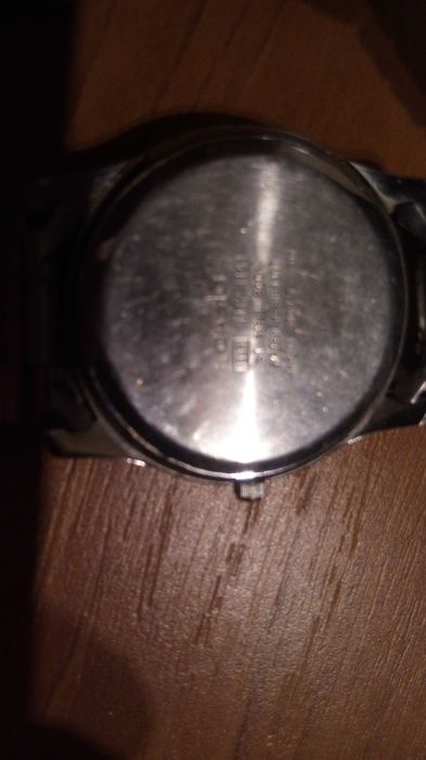 Zegarek Casio Quartz z datownikiem i metalową bransoletą