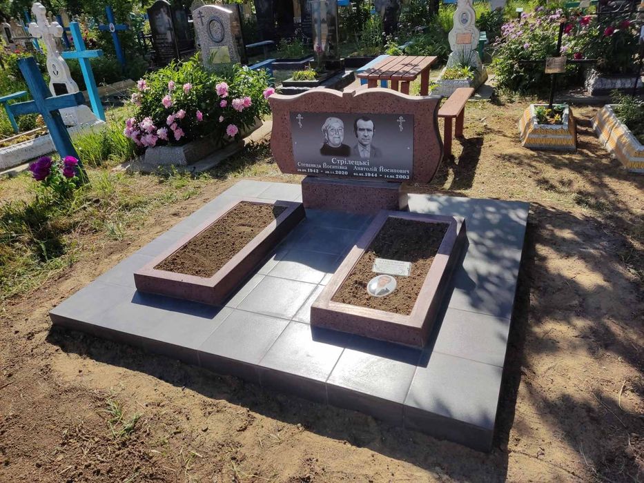 ПАМ'ЯТНИКИ з граніту, бетону, мармурової крихти