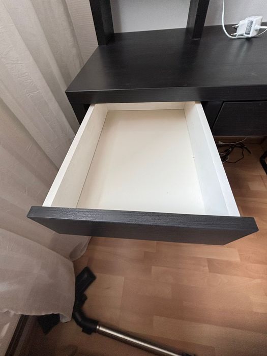 Biurko Ikea kolor ciemny brąz/ czarny.