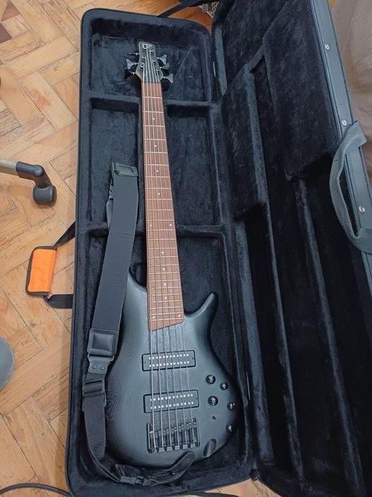 Baixo 6 cordas Ibanez activo e caixa line 6 70w