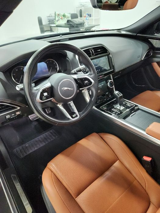 Jaguar XE R dynamic P250 ano 2023 só 31000km motor 2.0 250cv gasolina nacional como novo Todos os extras aceito retoma