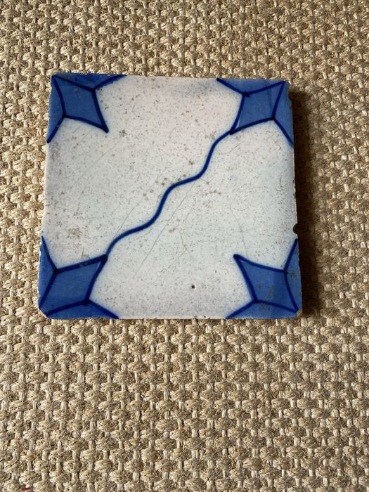 Azulejo antigo pintado à mão azul e branco