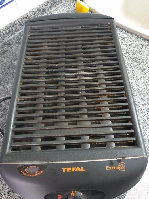 grelhador eléctrico marca Tefal em ferro fundido .