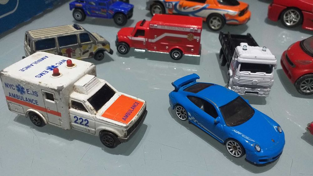 Lote de 54 carrinhos e 1 comboio em ferro