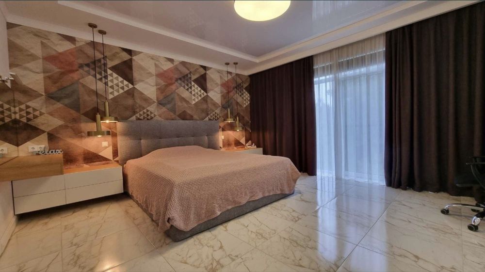 Оренда будинку під Києвом 227м² біля річки: басейн, сауна, генератор, сосновий ліс, закрита територія район Новосілки