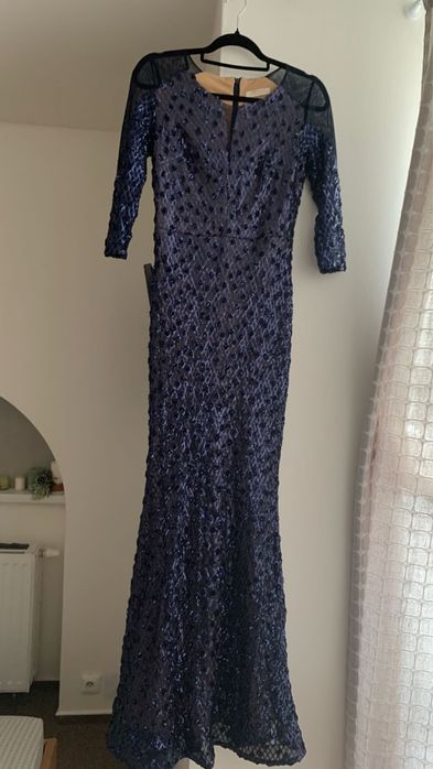 Вечірня сукня з паєтками