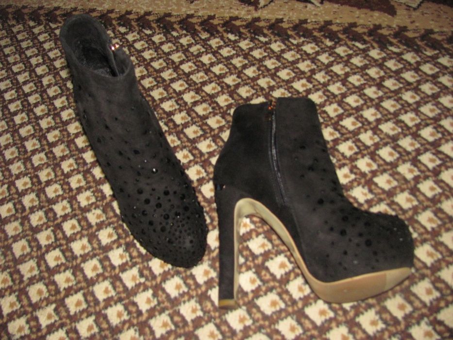 Шикарные замшевые ботильоны в камнях, ботинки, демисезон, 1 раз обуты