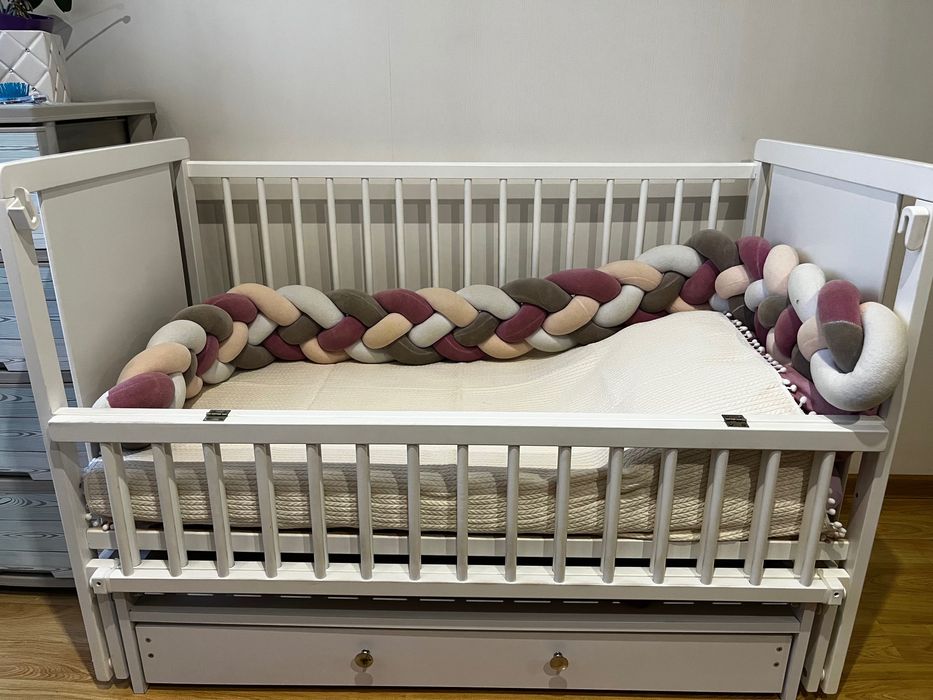 Дитяче ліжечко з маятником