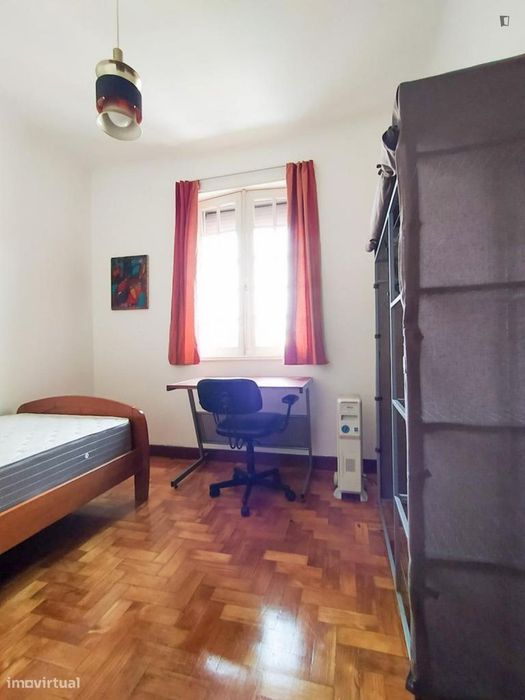 Quarto - localizado em Paranhos Porto