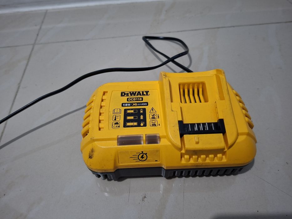 Зарядний пристрій DeWALT DCB118