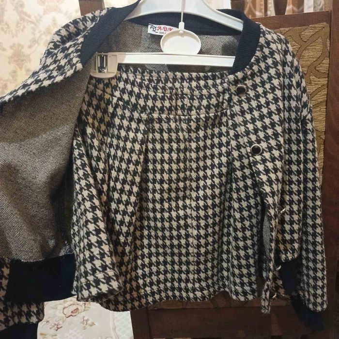 Костюм зі спідничкою та босоніжки для дівчинки