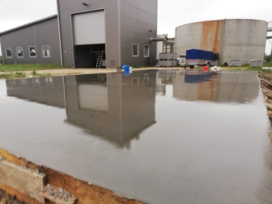 Posadzki przemysłowe zacierane zacieraczkami- wylewanie obróbka betonu