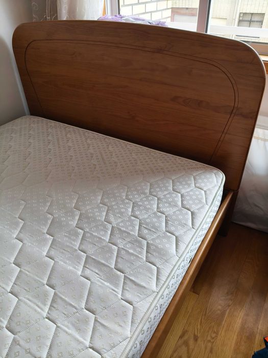 Cama robusta de madeira com colchão ortopédico e 1 móvel de suporte