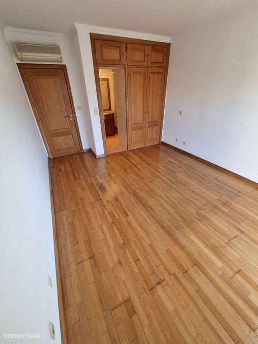 Apartamento T3 com garagem no Prior Velho