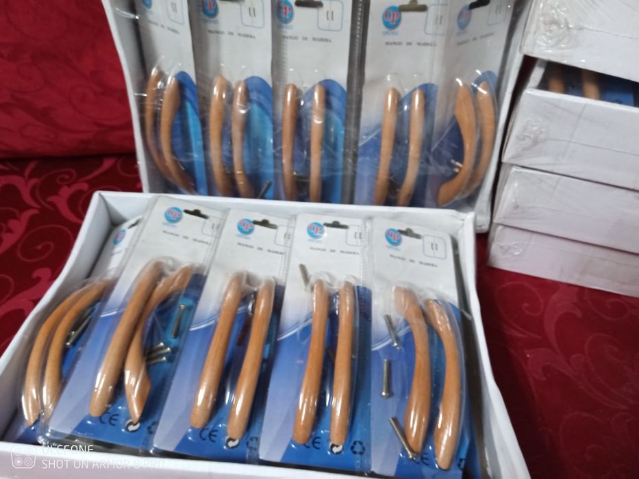 Puxadores de madeira novos