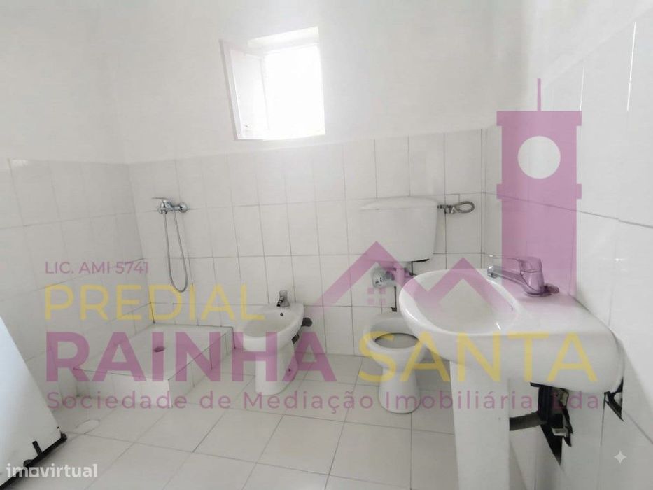 Moradia em 2 pisos para reabilitar. Quintal e anexo-Lousã