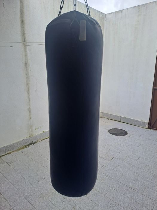 Passadeira, saco de boxe e alteres