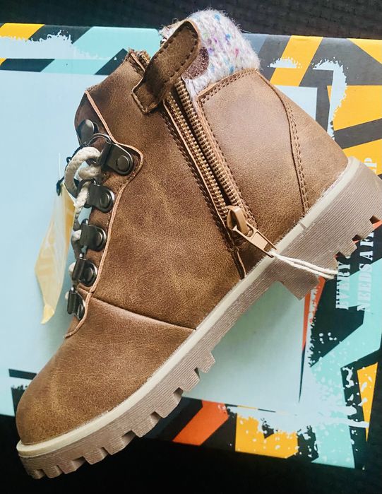 Botas para criança com ilhós- Nunca usadas