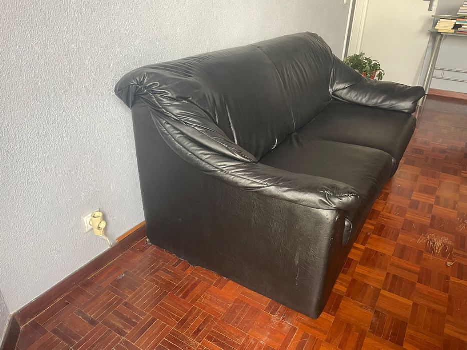 Sofá preto em estado razoável