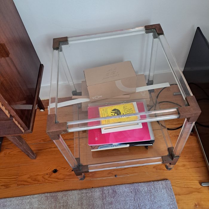 Mesa de apoio em acrílico e vidro