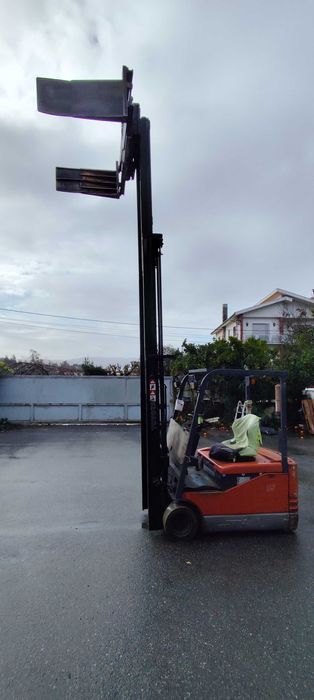 Empilhador Toyota 1500kg elétrico