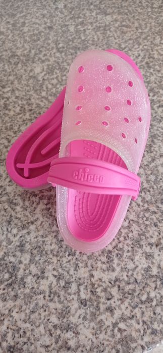 Chinelos tipo crocs da marca Chicco