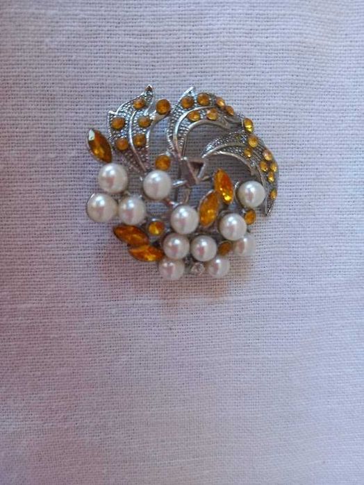 Pregadeira vintage lindíssima: pedras semi preciosas e pérolas.