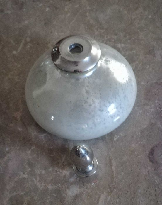 Pote decorativo em vidro e metal