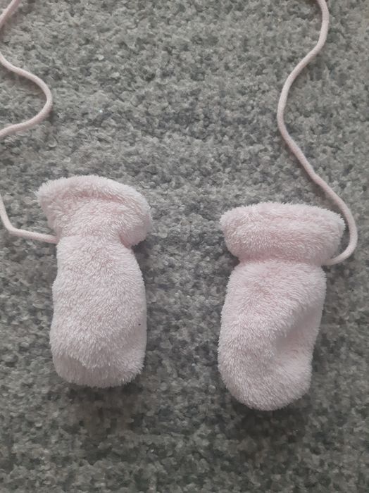 Rękawiczki polarowe niemowlęce bez kciuka różowe ciepłe na sznurku