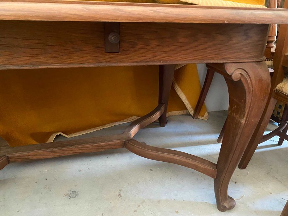 Mesa de Jantar Antiga em Madeira Extensível – Estilo Clássico + Cadeira Antiga em Madeira com Estofo Axadrezado
