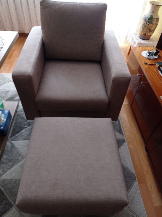 Fotel z podnóżkiem.
